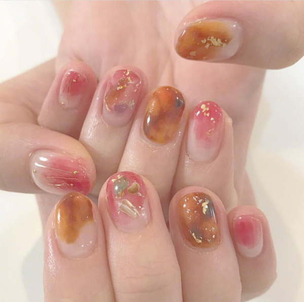 适合秋季美甲图片，好看的琥珀美甲
