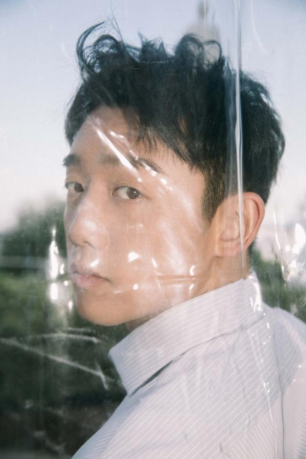 郑恺秋日温暖写真 随性从容魅力“郑男友”上线