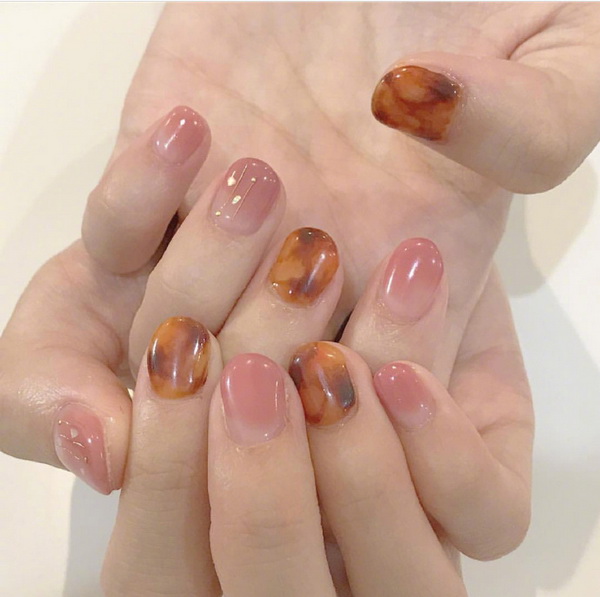 适合秋季美甲图片，好看的琥珀美甲