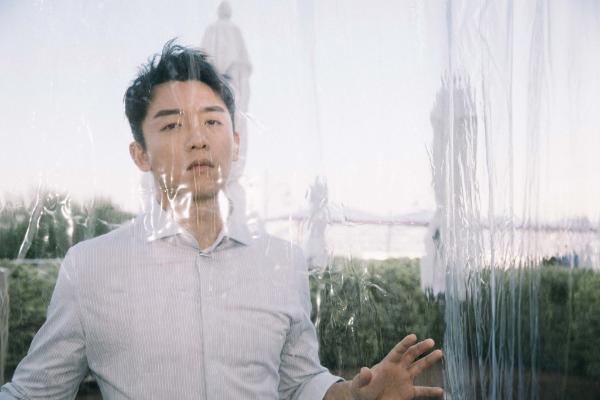 郑恺秋日温暖写真 随性从容魅力“郑男友”上线