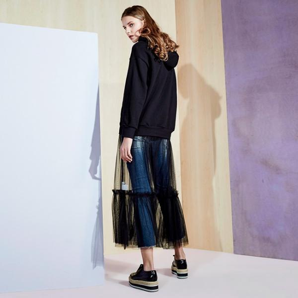 今年流行这样穿，“网纱裙+卫衣”混配