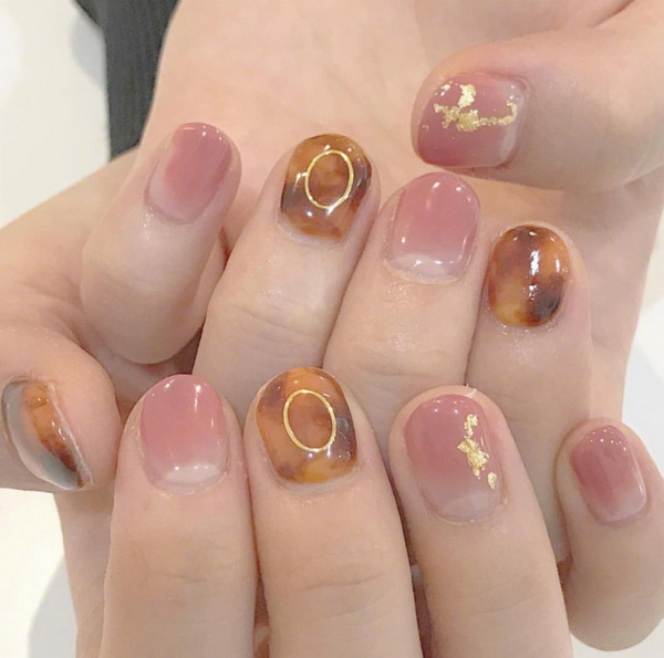 适合秋季美甲图片，好看的琥珀美甲