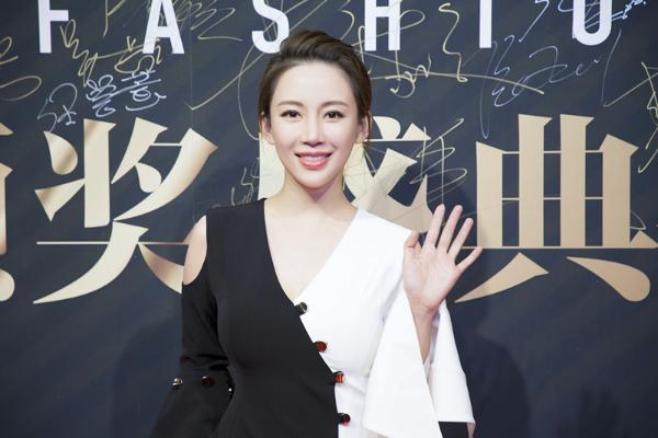 潘晓婷简约气质连衣裙令藏玄机