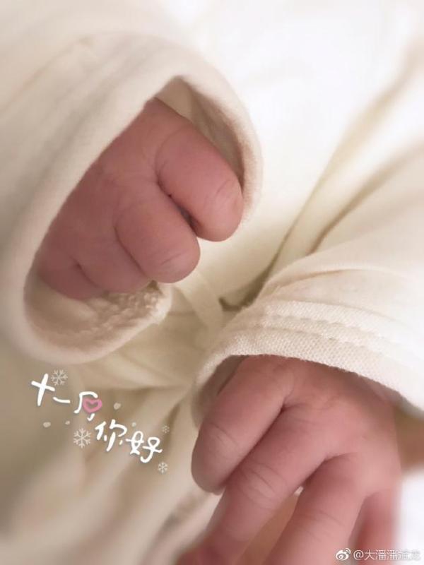 演员潘斌龙晒宝宝小手宣布喜得麟儿 岳云鹏道贺