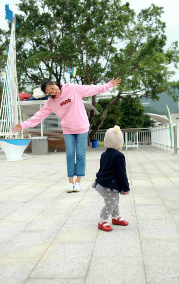 朱丹与女儿玩耍张手送拥抱 宝宝背影超Q小腿萌翻