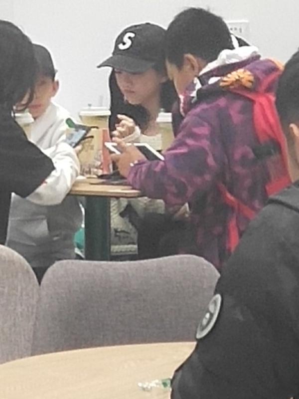 王菲女儿李嫣与小伙伴组团逛街