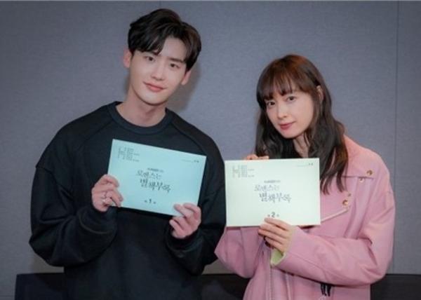李钟硕搭档李娜英 出演《浪漫是一册副刊》后将入伍