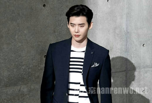 衣架子李钟硕的西装搭配 演绎自信魅力