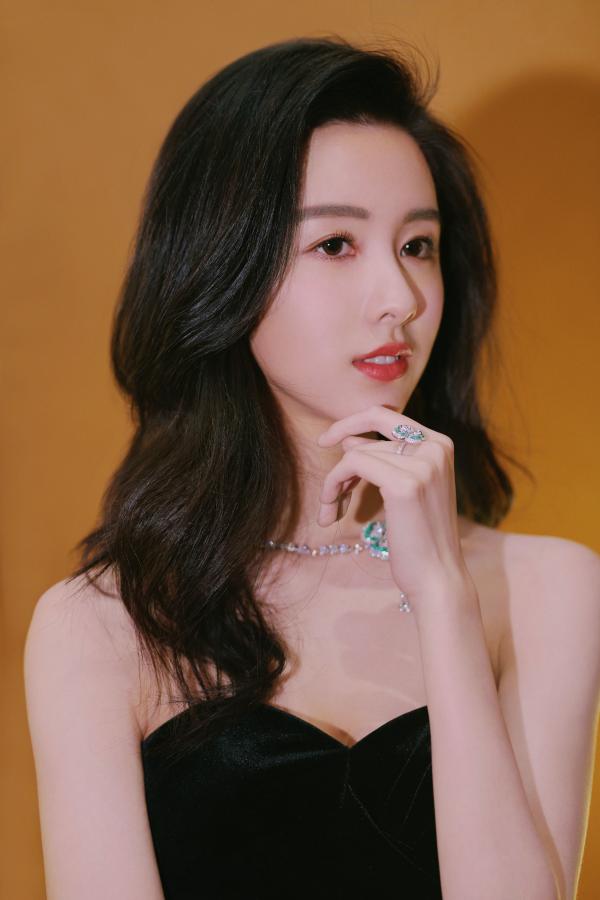 陈都灵黑天鹅造型优雅亮相 被赞中国版娜塔莉.波特曼