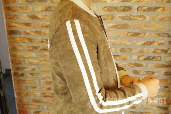 条纹棒球夹克衫时尚又保暖 显瘦显高的搭配利器