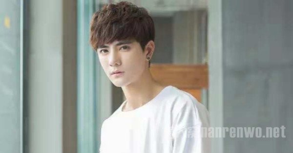 打造清爽利落的男生发型 流行的男生发型助你改变气质