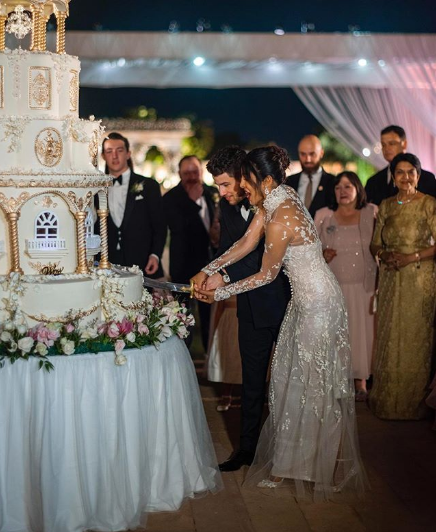 尼克大婚一周后幸福晒不停 七层婚礼蛋糕羡煞旁人