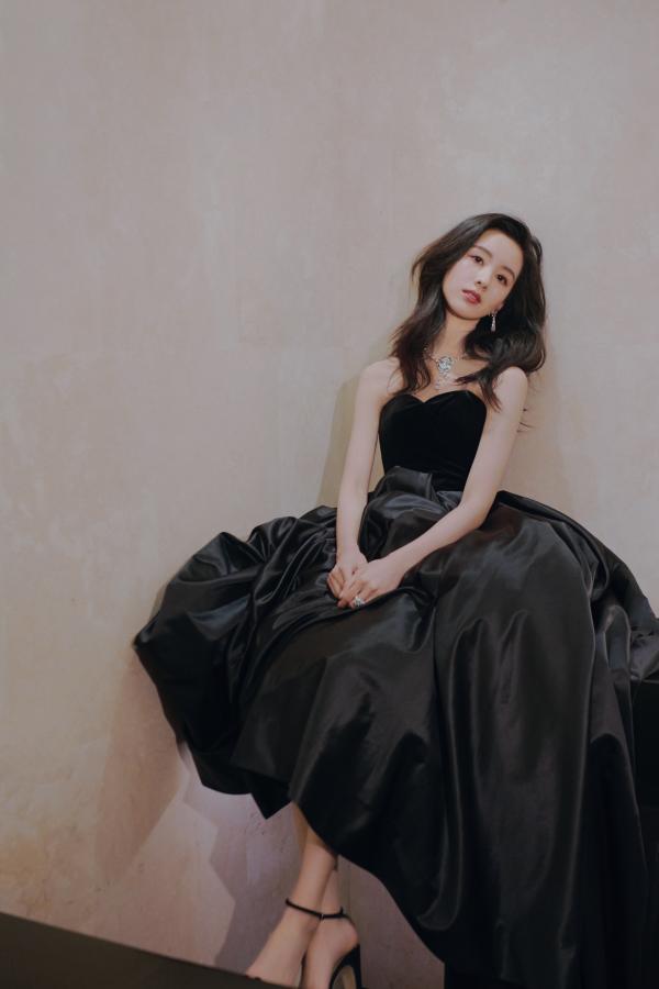 陈都灵黑天鹅造型优雅亮相 被赞中国版娜塔莉.波特曼