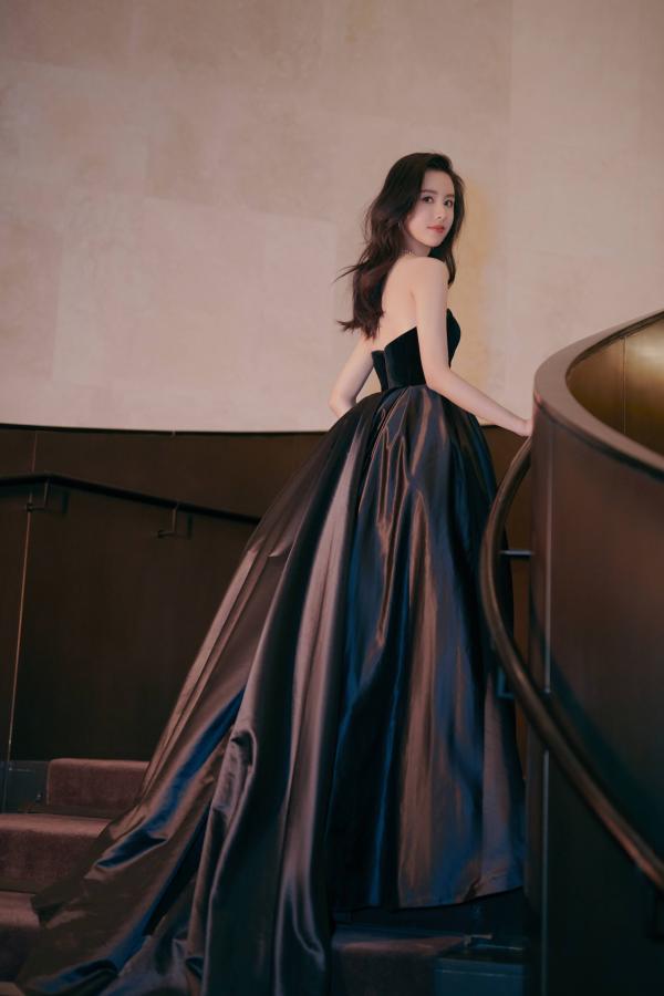 陈都灵黑天鹅造型优雅亮相 被赞中国版娜塔莉.波特曼