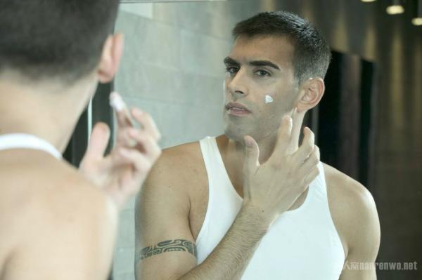 如何选择适合的护肤产品？男士护肤产品的选择技巧