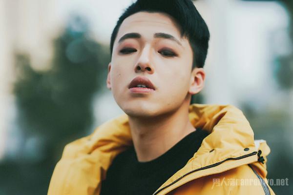 韩版潮流印花条纹休闲羽绒服 你冬天保暖的必备佳品