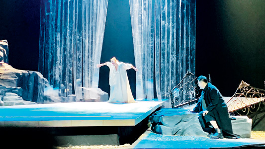 古希腊经典悲剧《阿伽门农》的双语演绎