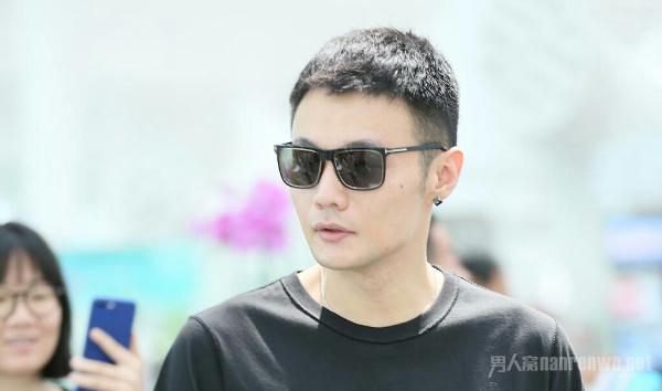 感受歌手李荣浩的魅力 走进小眼睛的男生穿什么好看