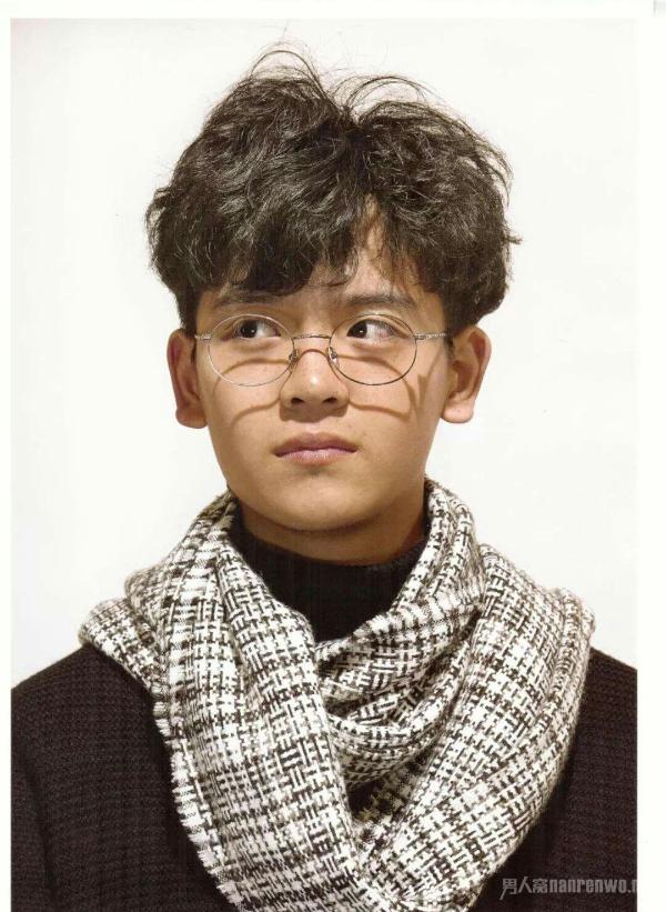 男孩子戴什么眼镜好看,男孩子戴什么眼镜好看图片