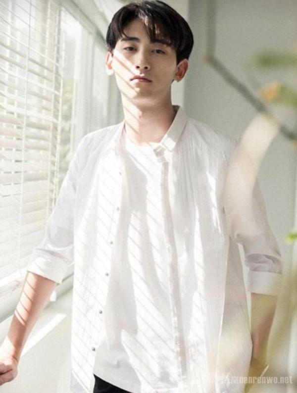 型男的必备白色衬衫 给你带来最青春的服装搭配
