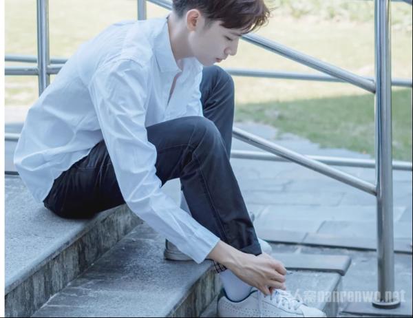 laon时尚男生永远少不了的白衬衫搭配 寻回青春的记忆