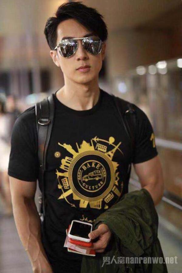 戴一款适合自己脸型的墨镜 做一个充满魅力的男人