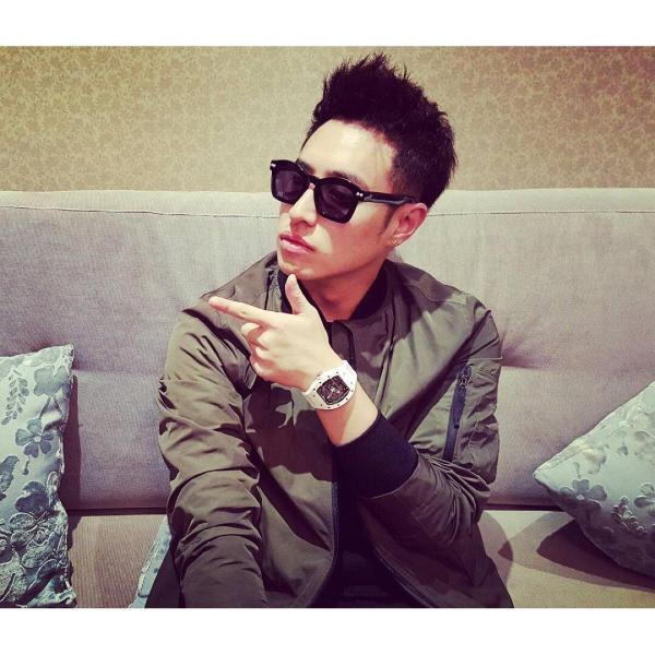 戴一款适合自己脸型的墨镜 做一个充满魅力的男人