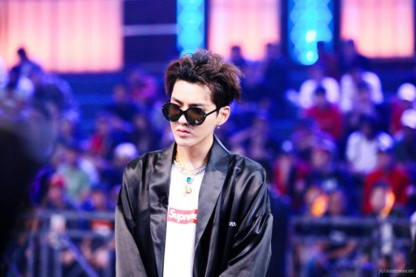 戴一款适合自己脸型的墨镜 做一个充满魅力的男人