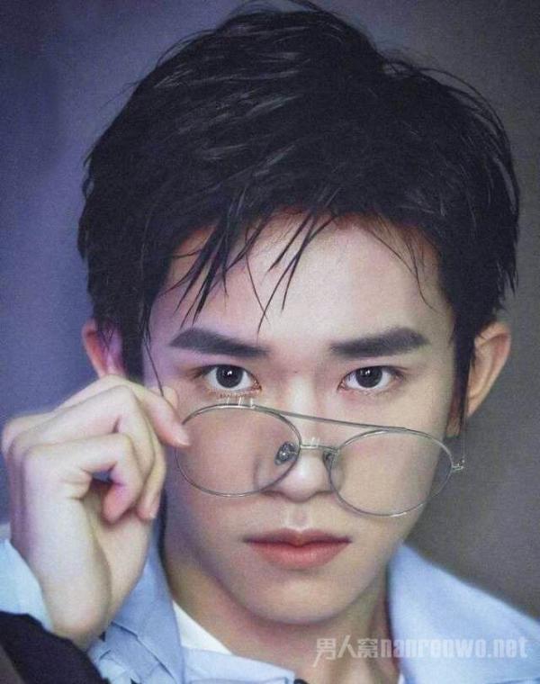 夏季发型 清新凉爽酷帅的男生发型也可以很狼系！