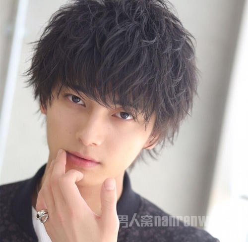 夏季发型 清新凉爽酷帅的男生发型也可以很狼系！