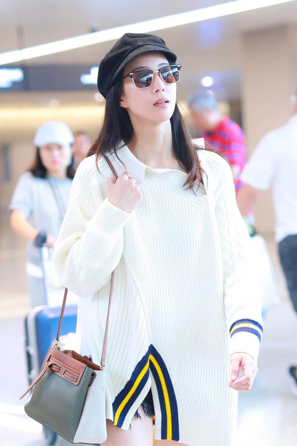 张钧甯现身上海机场白色毛衣带来初秋精致时尚