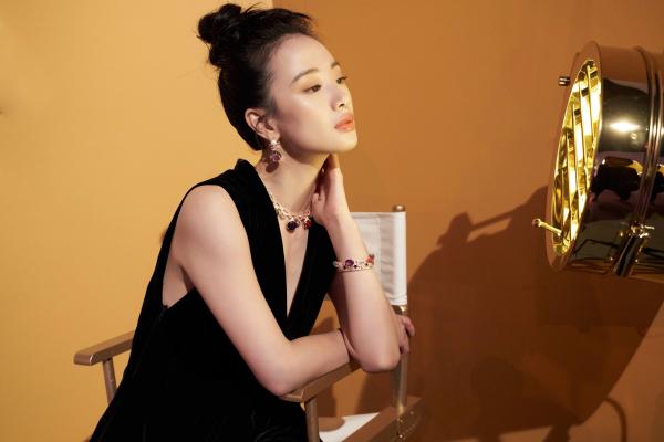 李梦柔美天鹅颈展温婉气质