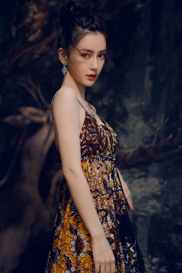 Angelababy粉色坠地裙亮相 梦幻浪漫宛若仙女降临