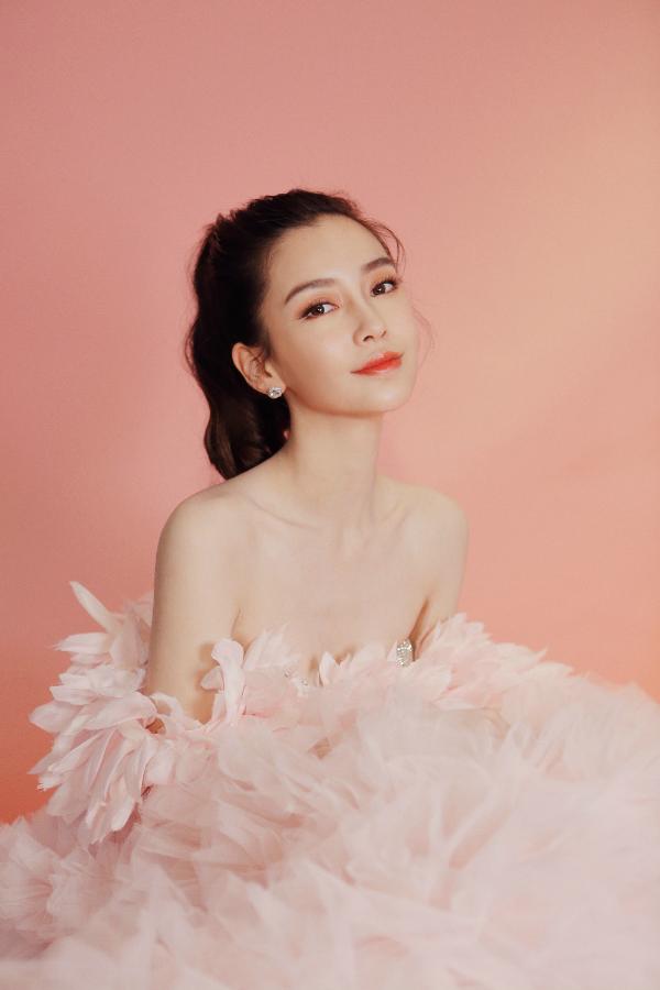 Angelababy粉色坠地裙亮相 梦幻浪漫宛若仙女降临