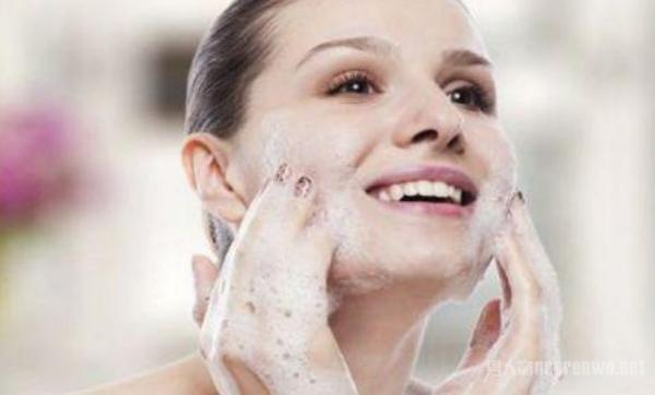 正确洗脸的步骤 这3个小技巧一定要知道 不然白洗了