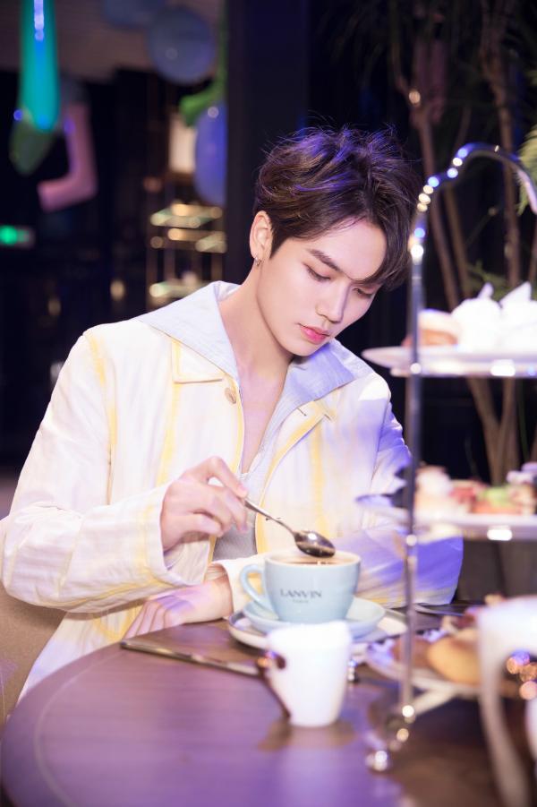 林彦俊鹅黄色衬衫亮相 浅色系穿搭诠释冬日活力