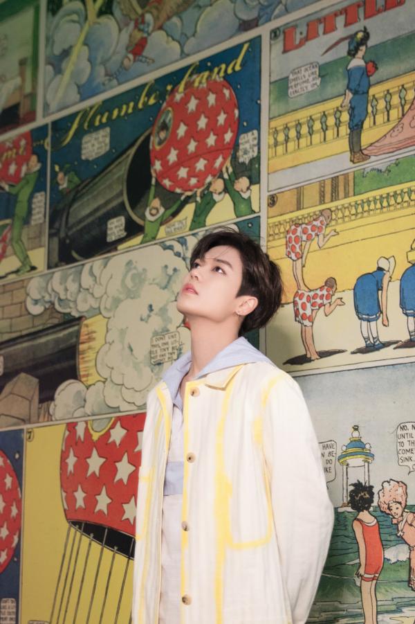 林彦俊鹅黄色衬衫亮相 浅色系穿搭诠释冬日活力