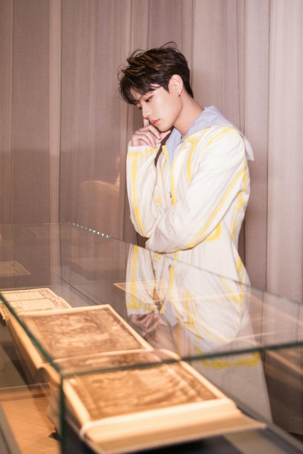 林彦俊鹅黄色衬衫亮相 浅色系穿搭诠释冬日活力