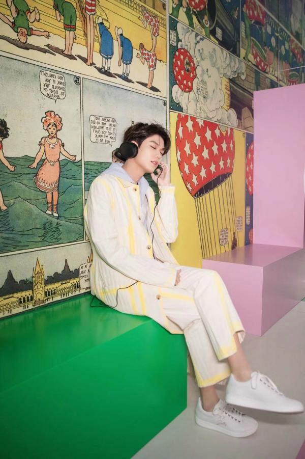 林彦俊鹅黄色衬衫亮相 浅色系穿搭诠释冬日活力