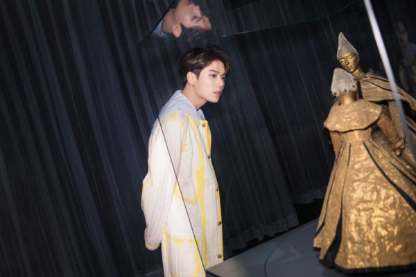 林彦俊鹅黄色衬衫亮相 浅色系穿搭诠释冬日活力