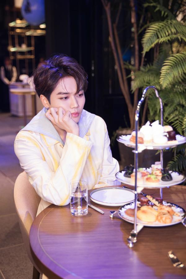 林彦俊鹅黄色衬衫亮相 浅色系穿搭诠释冬日活力