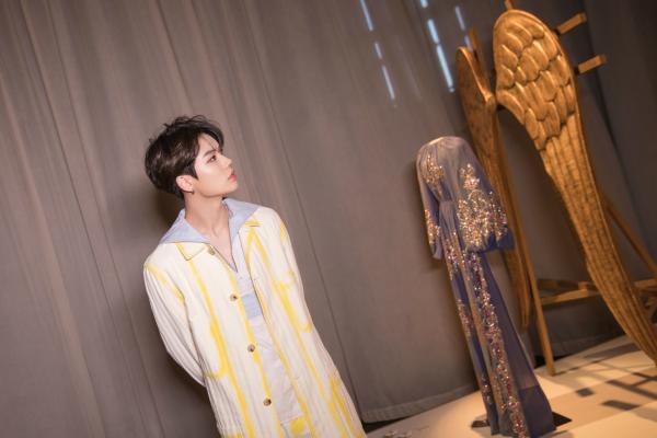 林彦俊鹅黄色衬衫亮相 浅色系穿搭诠释冬日活力