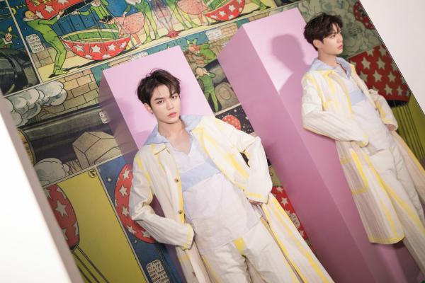 林彦俊鹅黄色衬衫亮相 浅色系穿搭诠释冬日活力