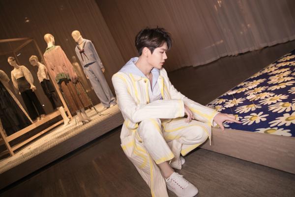 林彦俊鹅黄色衬衫亮相 浅色系穿搭诠释冬日活力