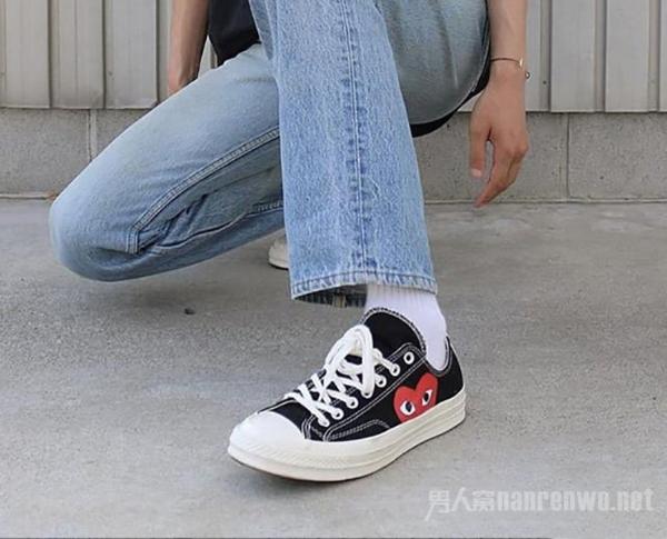 男生浅色牛仔裤配什么鞋好看 这三种舒适又有高级