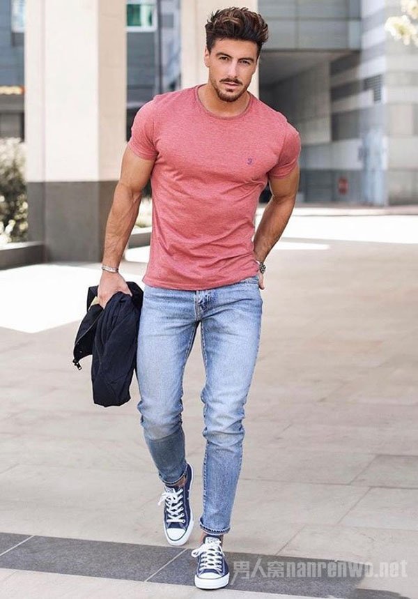 男生浅色牛仔裤配什么鞋好看 这三种舒适又有高级
