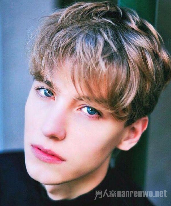 2020年受年轻人喜爱的男士发型 别只会说“两边剪短”