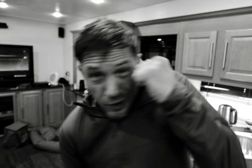 汤姆·哈迪大秀帅气拳法，《毒液2》已拍摄完毕。