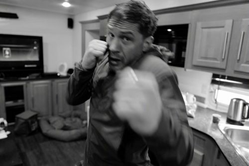 汤姆·哈迪大秀帅气拳法，《毒液2》已拍摄完毕。