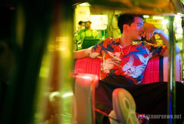 徐正溪街拍 复古时尚随意切换 换季也可以一样帅